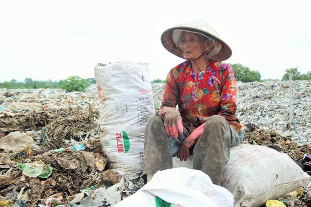 OKVIP Company shares its love with the woman picking up scraps and bottles in Saigon